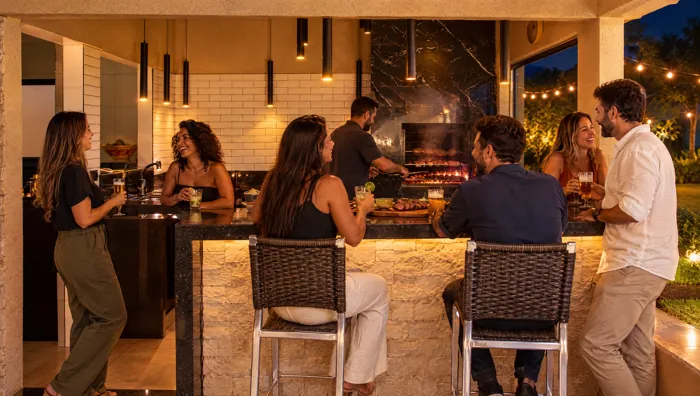 Amigos em um churrasco à noite na área gourmet